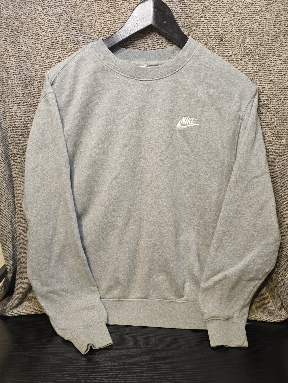 Nike Men’s Light Gray Crewneck Sweatshirt